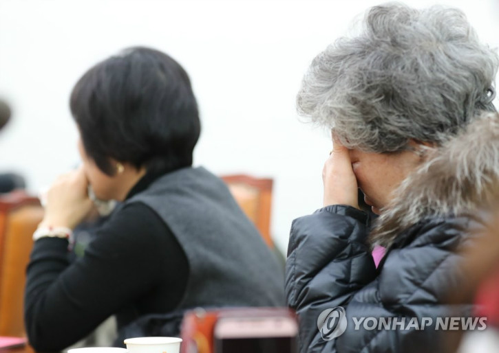 17.12.13. 국회방문한 군사상유가족협의회 회원들이 한국당이 공청회요구하며 처리지연되자 눈물흘리고있다.jpg